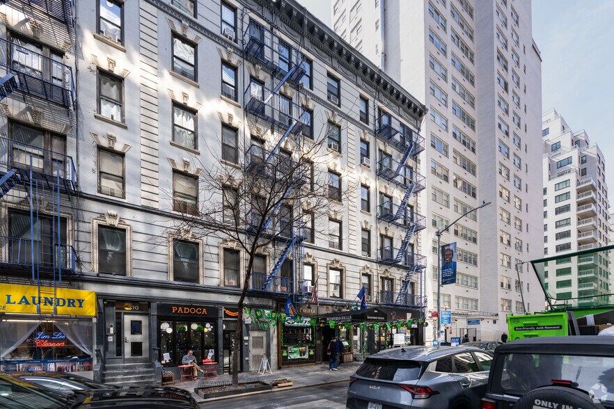 206 E 67th St, New York, NY à louer - Photo de l’immeuble – Image 2 sur 5
