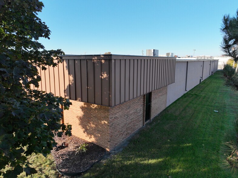 375 Robbins Dr, Troy, MI à vendre - Photo de l’immeuble – Image 2 sur 6
