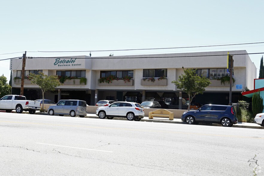 21220 Devonshire St, Chatsworth, CA à louer - Photo de l’immeuble – Image 1 sur 10