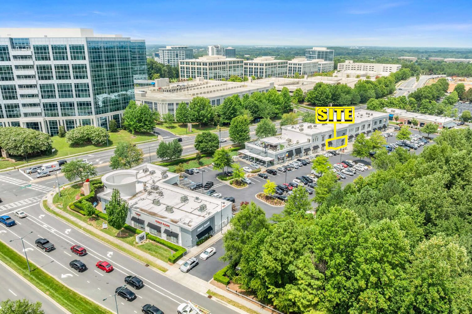 11324 N Community House Rd, Charlotte, NC à louer Photo de l’immeuble– Image 1 sur 6