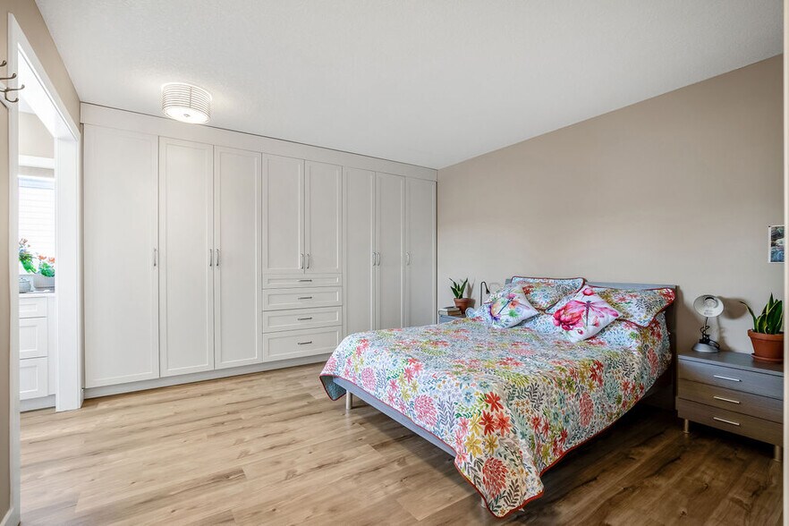 2226 Westmount Rd NW, Calgary, AB à vendre - Photo de l’immeuble – Image 3 sur 14