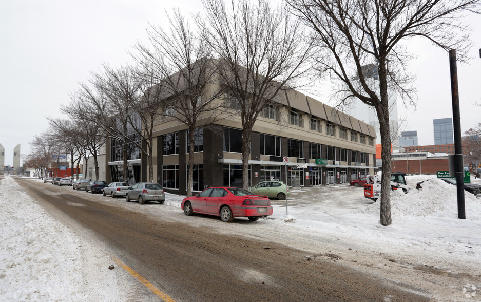 10217 106th St NW, Edmonton, AB à louer - Photo de l’immeuble – Image 1 sur 6