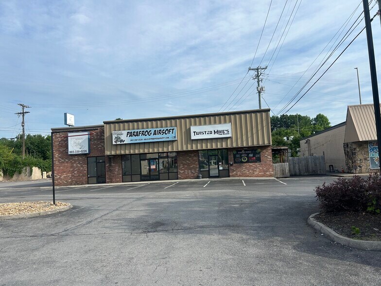 7125-7129 Kingston Pike, Knoxville, TN à louer - Photo de l’immeuble – Image 2 sur 8
