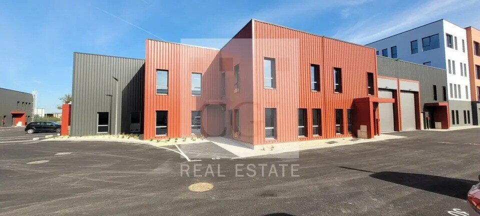 6 Rue D'Arsonval, Chassieu à louer - Photo de l’immeuble – Image 1 sur 8