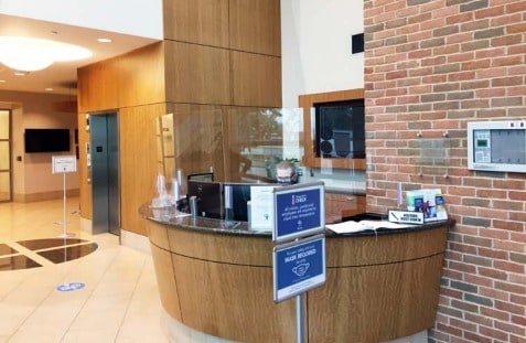 1685 N Opdyke Rd, Auburn Hills, MI à vendre - Hall d’entrée – Image 2 sur 12