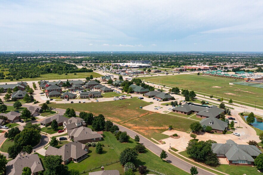2932 N Kelly Ave, Edmond, OK à vendre - Aérien – Image 2 sur 9