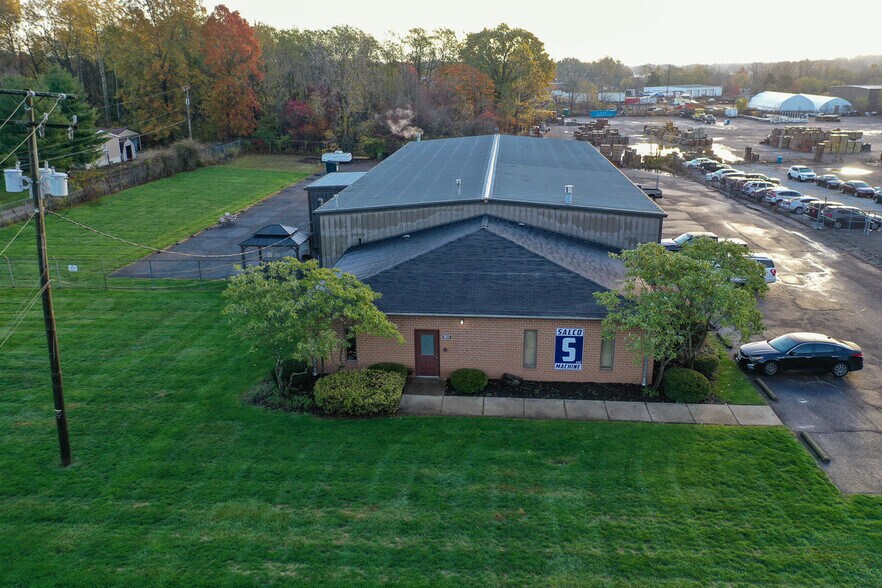 3822 Victory Ave, Louisville, OH à vendre - Photo de l’immeuble – Image 3 sur 68