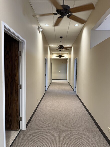 22285 Pepper Rd, Lake Barrington, IL à vendre - Photo de l’immeuble – Image 3 sur 7