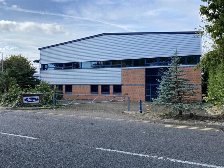 12 Triangle Business Park, Stoke Mandeville à vendre - Photo de l’immeuble – Image 3 sur 9