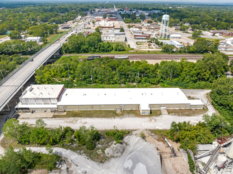 713 E Austin Blvd, Nevada, MO à louer - Photo de l’immeuble – Image 3 sur 36