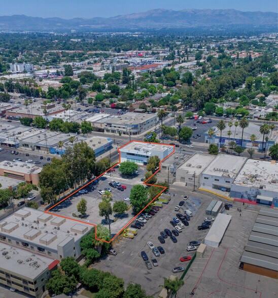 18258 Sherman Way, Reseda, CA à vendre - Photo de l’immeuble – Image 2 sur 3