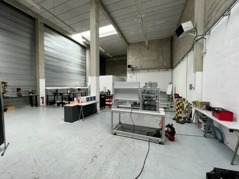 Local d’activités dans Émerainville à louer - Photo de l’immeuble – Image 1 sur 7