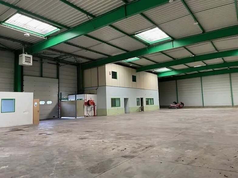 Local d'activités dans Pinon à vendre - Photo de l’immeuble – Image 3 sur 7