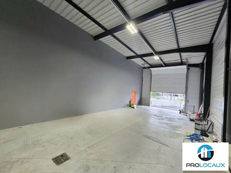 Local d’activités dans Camon à louer - Photo de l’immeuble – Image 3 sur 8