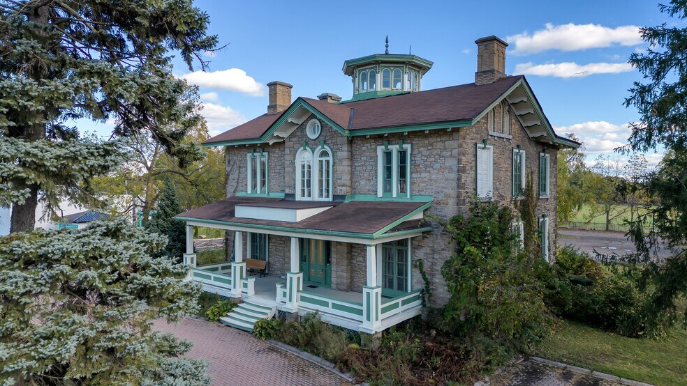 389 King St E, Gananoque, ON à vendre - Photo principale – Image 1 sur 34