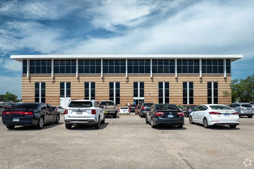 8111 E 32nd St N, Wichita, KS à louer - Photo de l’immeuble – Image 2 sur 4