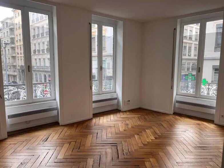 Bureau dans Lyon à vendre - Photo de l’immeuble – Image 2 sur 8