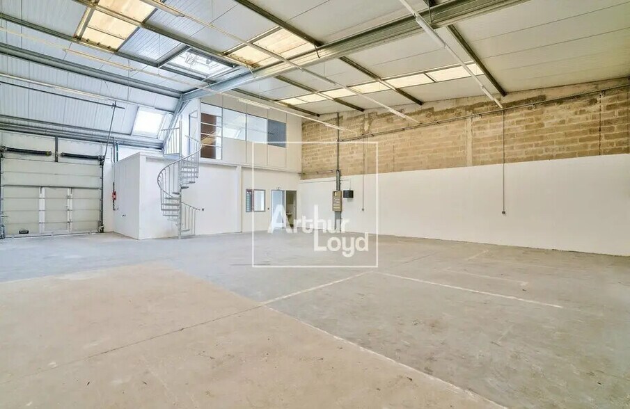 4-42 Rue Paul Claudel, Évry-Courcouronnes à louer - Photo de l’immeuble – Image 3 sur 9