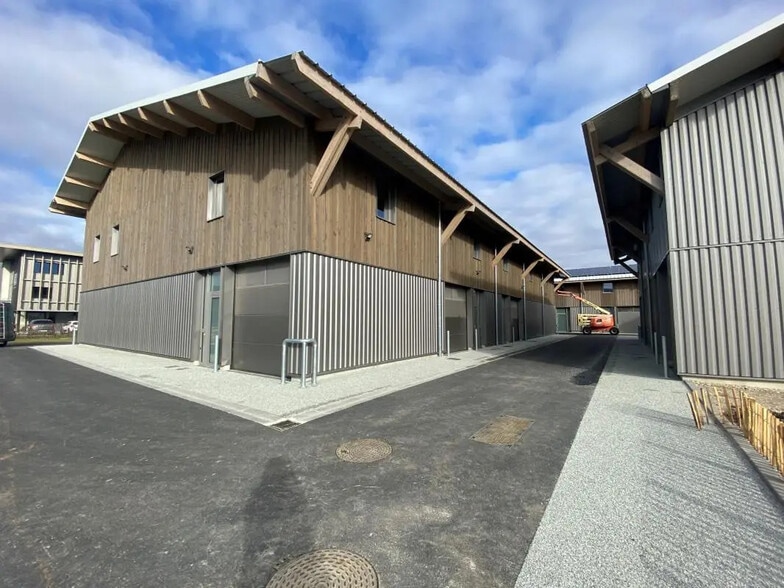 Local d’activités dans Le Haillan à louer - Photo de l’immeuble – Image 2 sur 14