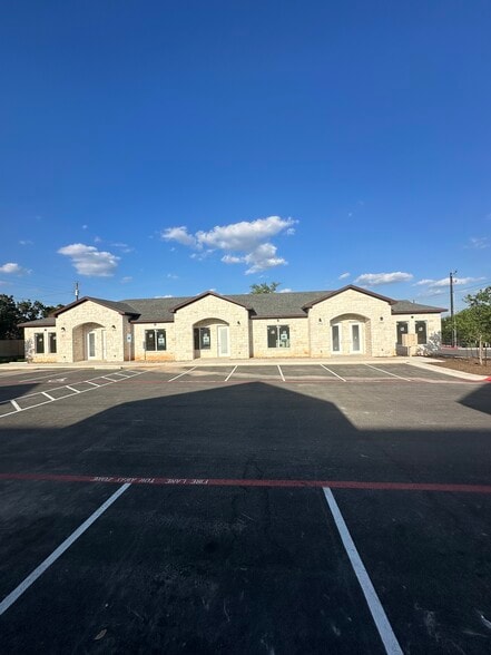 701 Crystal Falls Pky, Leander, TX à vendre - Photo principale – Image 1 sur 8