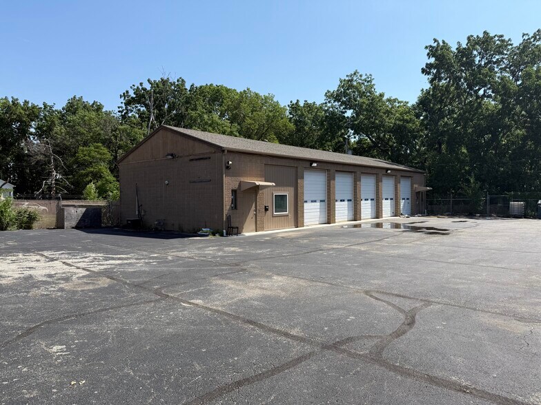 11413 Hickman Mills Dr, Kansas City, MO à louer - Photo de l’immeuble – Image 2 sur 15