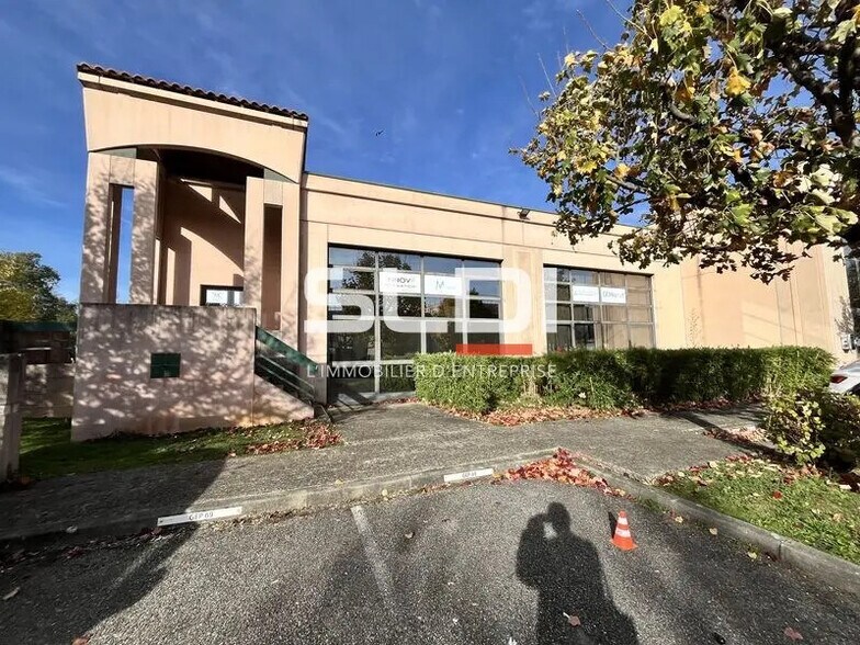 Bureau dans Bron à vendre - Photo de l’immeuble – Image 1 sur 16