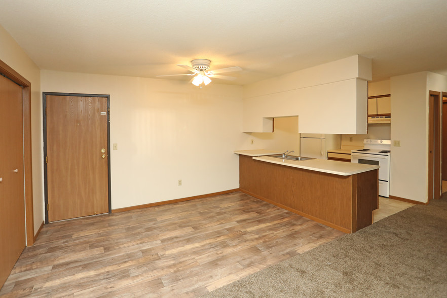 1604 7th St SE, Saint Cloud, MN à vendre - Photo intérieure – Image 2 sur 11