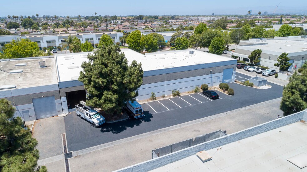 220 Bernoulli Cir, Oxnard, CA à louer - Photo de l’immeuble – Image 3 sur 14