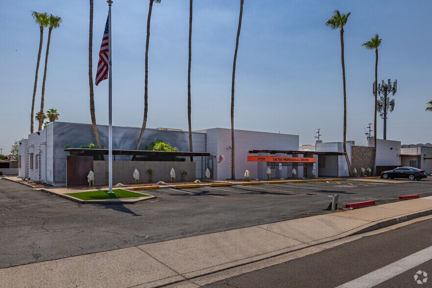 12251 N 32nd St, Phoenix, AZ à louer - Photo de l’immeuble – Image 2 sur 4