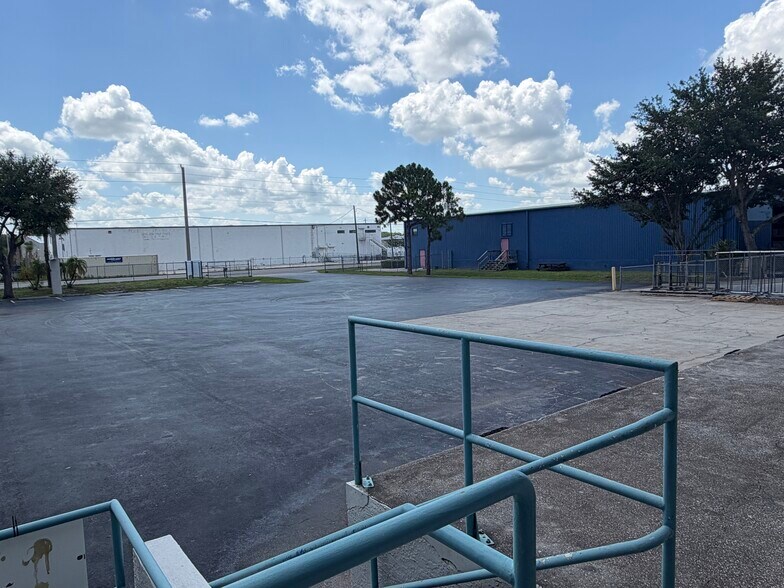 3520 Old Metro Pky, Fort Myers, FL à louer - Photo de l’immeuble – Image 3 sur 8