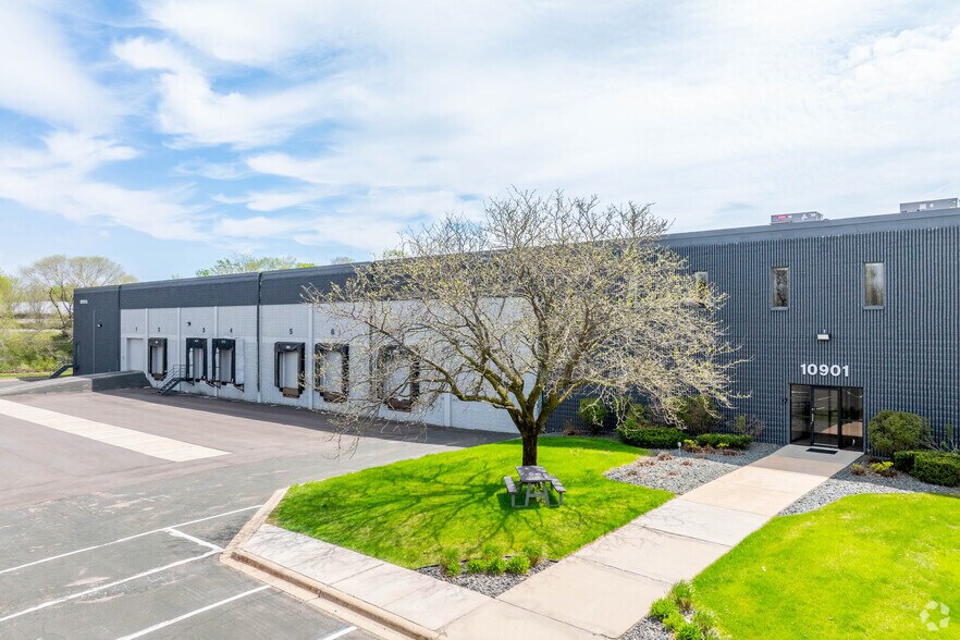 10901 Hampshire Ave S, Bloomington, MN à louer - Photo de l’immeuble – Image 3 sur 7