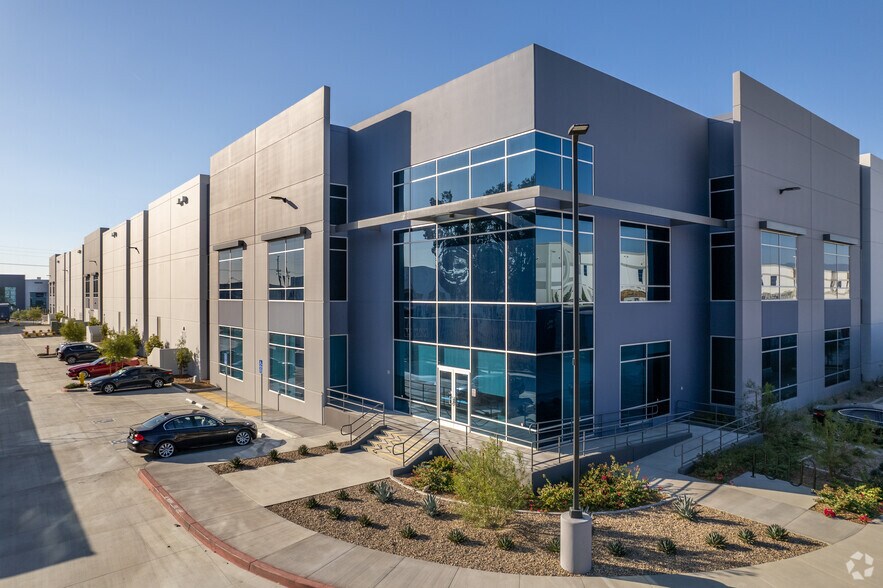 10855 Cherry Ave, Fontana, CA à louer - Photo de l’immeuble – Image 1 sur 11