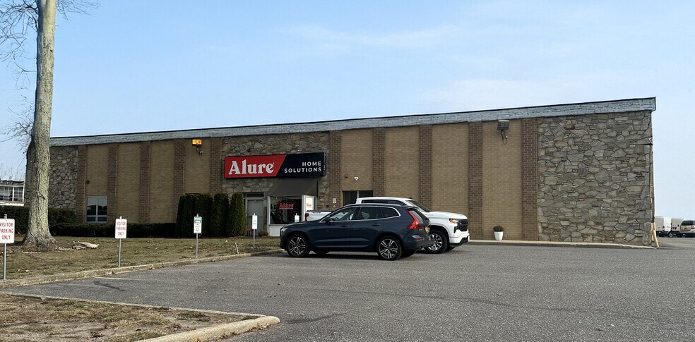 70 Mall Dr, Commack, NY à louer - Photo de l’immeuble – Image 1 sur 8