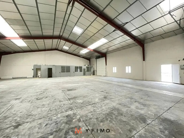 Local d'activités dans Gargenville à vendre - Photo de l’immeuble – Image 3 sur 4