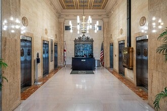 25 SE 2nd Ave, Miami, FL à louer Photo intérieure– Image 2 sur 12