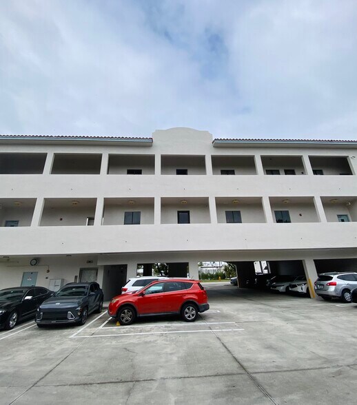 9726 E Indigo St, Miami, FL à louer - Photo de l’immeuble – Image 2 sur 10