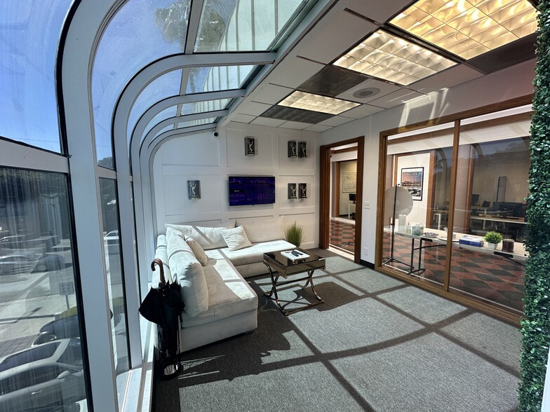 11440 Ventura Blvd, Studio City, CA à louer - Photo de l’immeuble – Image 2 sur 13