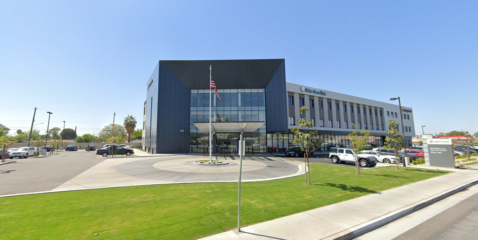 625 34th St, Bakersfield, CA à louer - Photo de l’immeuble – Image 1 sur 2