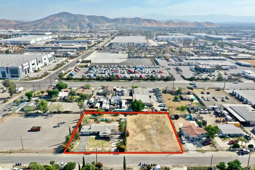 14667 Boyle Ave, Fontana, CA à vendre - Photo de l’immeuble – Image 3 sur 16