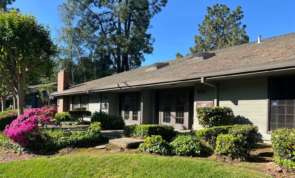825 University Ave, Sacramento, CA à louer - Photo de l’immeuble – Image 2 sur 3