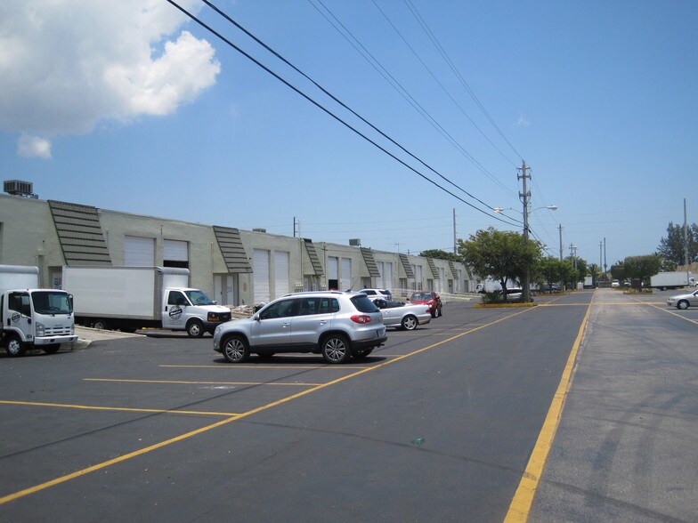 5451-5497 NW 72nd Ave, Miami, FL à louer - Photo de l’immeuble – Image 3 sur 3