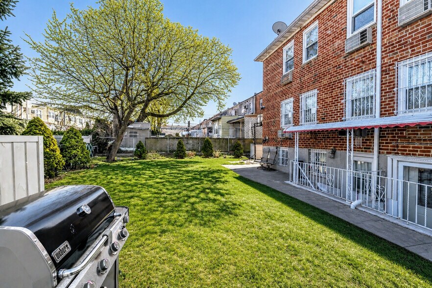 4219 195th St, Flushing, NY à vendre - Photo de l’immeuble – Image 2 sur 5