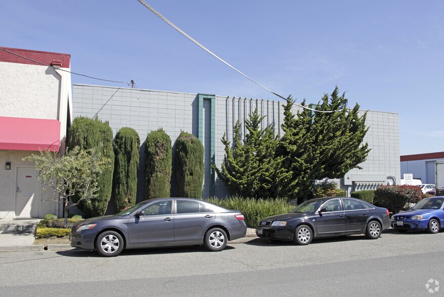 2317-2335 American Ave, Hayward, CA à louer - Photo de l’immeuble – Image 2 sur 8