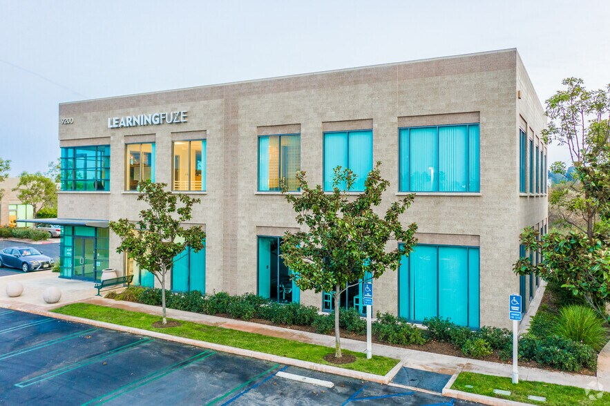 9200 Irvine Center Dr, Irvine, CA à louer - Photo de l’immeuble – Image 3 sur 5