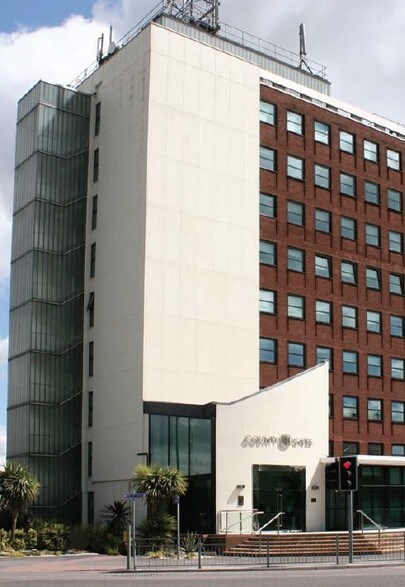 300 Poole Rd, Poole à louer - Photo de l’immeuble – Image 2 sur 6