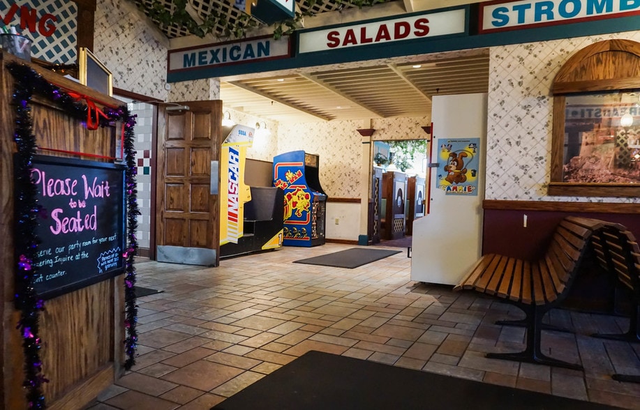 7045 Bluff Rd, Indianapolis, IN à vendre - Hall d’entrée – Image 3 sur 18