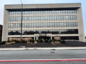 3737 N Meridian St, Indianapolis, IN à louer Photo de l’immeuble– Image 1 sur 12