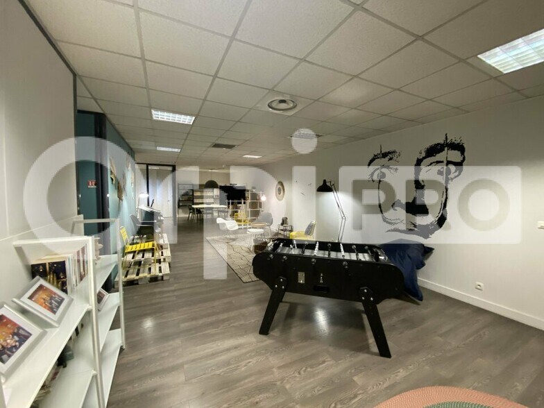 Local d'activités dans Vaulx-en-Velin à vendre - Photo de l’immeuble – Image 3 sur 12