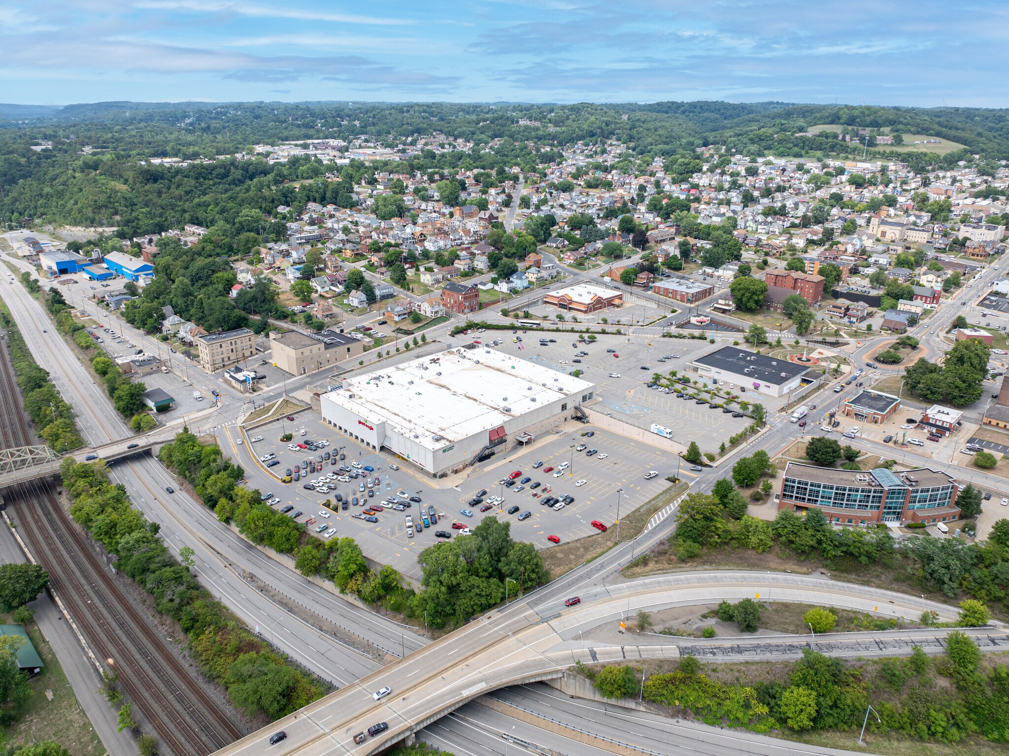 300 Brighton Ave, Rochester, PA à louer Photo de l’immeuble– Image 1 sur 2