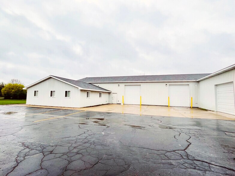 927 Industrial Pky, Plainwell, MI à louer - Photo de l’immeuble – Image 1 sur 6